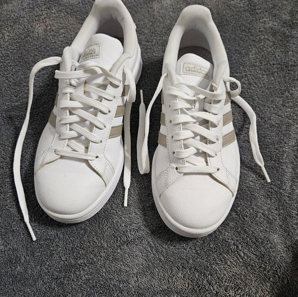 Womens Adidas size 7, white - Picture 2 of 3